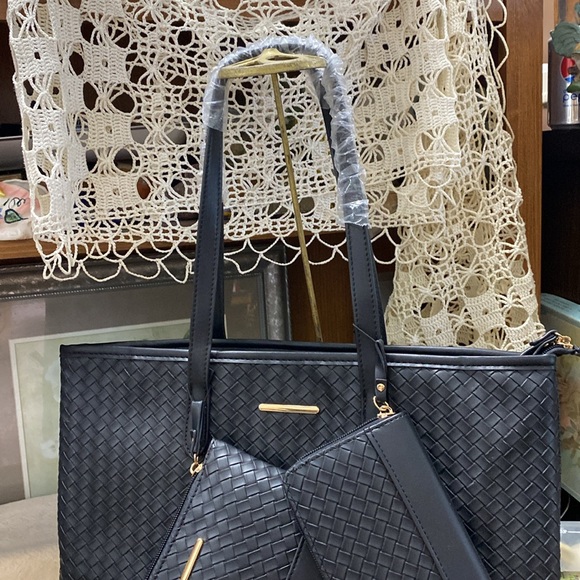 Tote and accessories - Picture 2 of 5